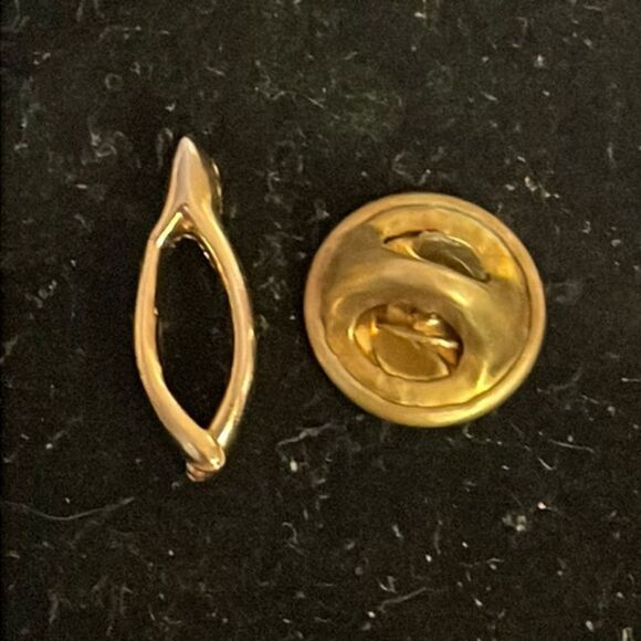 Vintage-1950s-Art Nouveau abstract 0.75” gold tone hat pin/lapel pin/tie tack - Picture 1 of 9